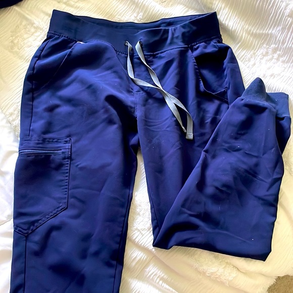 Figs brand!!!! Lightly worn in office/clinic - Picture 2 of 2